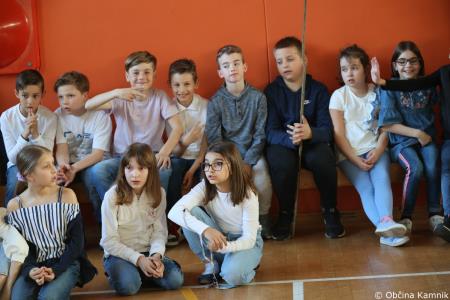 Otroci Osnovne šole Marije Vere so pozdravili pomlad in se spomnili knjižnih junakov (10)